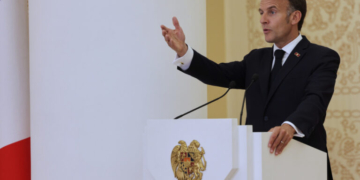 Μακρόν: Όλες οι επιλογές στο τραπέζι για τους αμερικανικούς δασμούς στα αυτοκίνητα