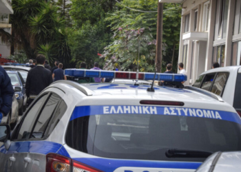 Μέσα σε ακαθαρσίες ζούσαν 6 παιδιά στο Περιστέρι - Συνελήφθησαν οι γονείς τους