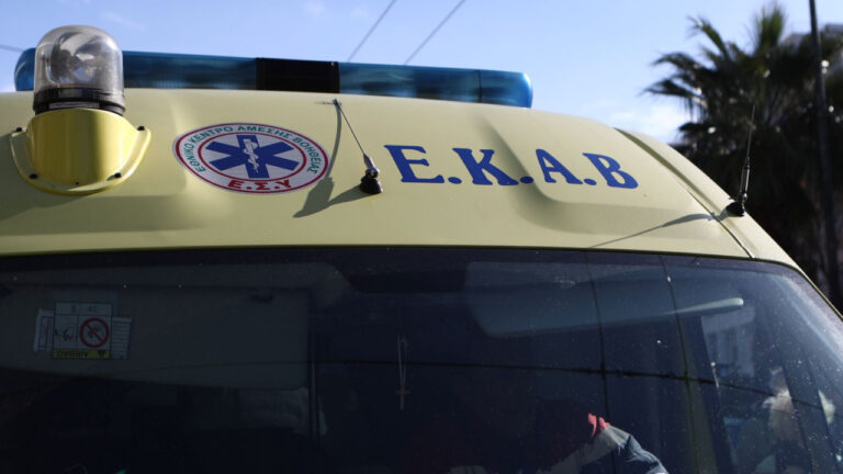 «Νομίζω ότι ζω από θαύμα»- Πινακίδα σήμανσης έπεσε στο κεφάλι γυναίκας στη Θεσσαλονίκη