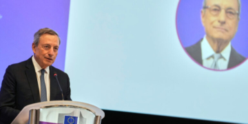 Ντράγκι: «Είμαστε πραγματικά μόνοι, μαζί» στην εποχή του Τραμπ