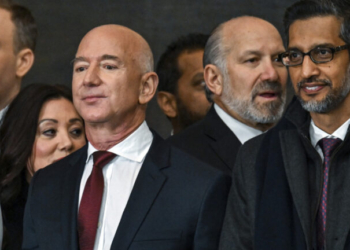 Ο Μπέζος αποθεώνει τον «ώριμο» Τραμπ: «Πιο πειθαρχημένος» σε σύγκριση με την πρώτη θητεία