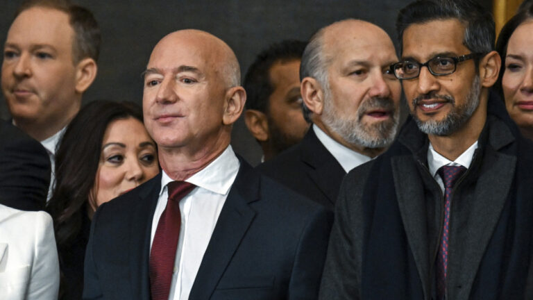 Ο Μπέζος αποθεώνει τον «ώριμο» Τραμπ: «Πιο πειθαρχημένος» σε σύγκριση με την πρώτη θητεία
