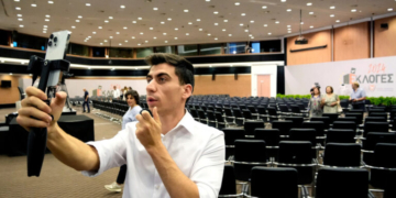 Ο Φειδίας κρατά την έδρα του στο Ευρωπαϊκό Κοινοβούλιο μετά την επιτυχία του στις κυπριακές εκλογές