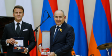 Ο Μακρόν στα φωνητικά και ο Πασινιάν στα ντραμς, καθώς ο Γάλλος και ο Αρμένιος έχουν μουσικές ανησυχίες - Δείτε βίντεο