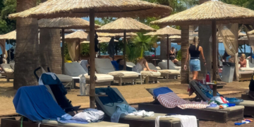 Ο πόλεμος της ξαπλώστρας: Τέλος στην «κράτηση» με πετσέτες, μετά την αποζημίωση σε Γερμανό τουρίστα