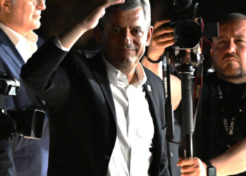 Οζέλ: «Αντίσταση μέχρι τέλους - Δεν θα δεχθούμε διορισμένους στο κόμμα μας» – `Επίθεση στον Ερντογάν
