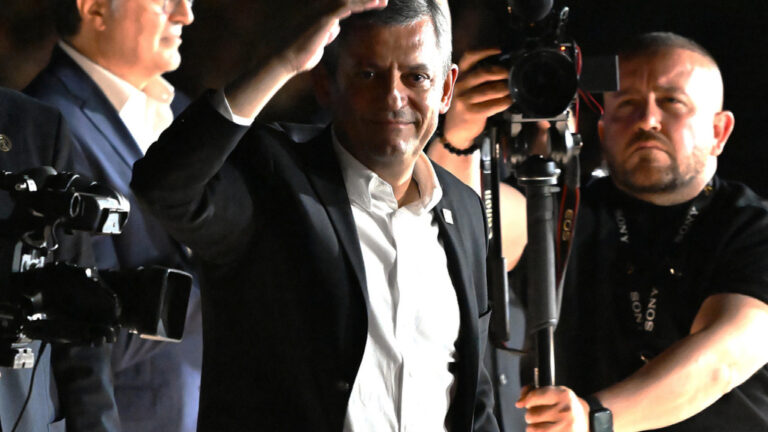 Οζέλ: «Αντίσταση μέχρι τέλους - Δεν θα δεχθούμε διορισμένους στο κόμμα μας» – `Επίθεση στον Ερντογάν