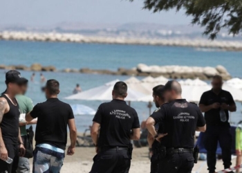 Παρεξήγηση μεταξύ φίλων σε παραλία του Ηρακλείου κατέληξε… σε απειλές με μαχαίρι!