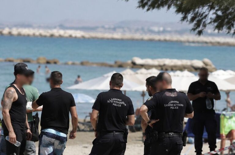 Παρεξήγηση μεταξύ φίλων σε παραλία του Ηρακλείου κατέληξε… σε απειλές με μαχαίρι!
