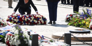 Παρίσι: Ο Μακρόν τίμησε την επέτειο της νίκης στον Β΄ Παγκόσμιο Πόλεμο