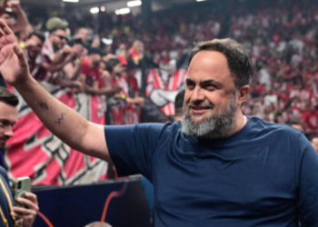Πιάστηκαν στα χέρια Β. Μαρινάκης και Γ. Δημητριάδης στο Telekom Center - Σκίστηκε η μπλούζα του ιδιοκτήτη της ΠΑΕ (Βίντεο)