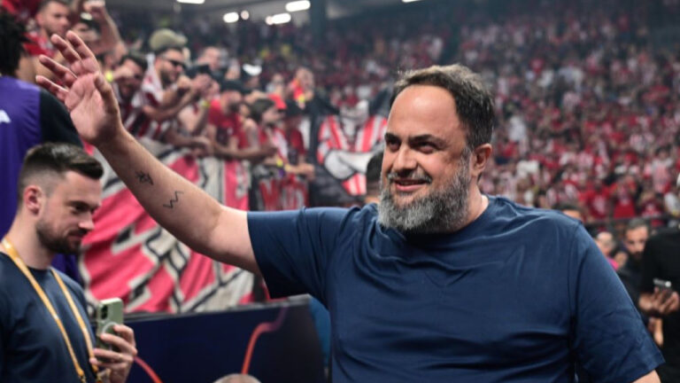 Πιάστηκαν στα χέρια Β. Μαρινάκης και Γ. Δημητριάδης στο Telekom Center - Σκίστηκε η μπλούζα του ιδιοκτήτη της ΠΑΕ (Βίντεο)
