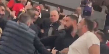 Πιάστηκαν στα χέρια Β. Μαρινάκης και Γ. Δημητριάδης στο Telekom Center – σκίστηκε η μπλούζα του προέδρου της ΠΑΕ Ολυμπιακός!