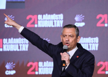 Πολιτικός σεισμός στην Τουρκία: «Απόπειρα πραξικοπήματος» χαρακτηρίζει η αντιπολίτευση την καθαίρεση Οζέλ