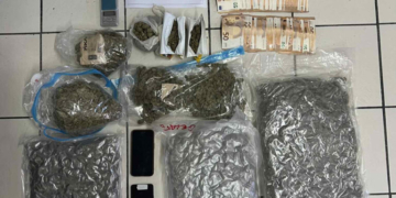 Σαντορίνη: Έφοδος της ΕΛ.ΑΣ. σε 17 οικίες - Ελέγχθηκαν 68 άτομα και κατασχέθηκαν 4,7 κιλά κάνναβης