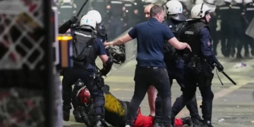 Σερβία: Δακρυγόνα και συγκρούσεις σε νέες διαδηλώσεις – Αίτημα για παραίτηση Βούτσιτς (Δείτε φωτογραφίες)