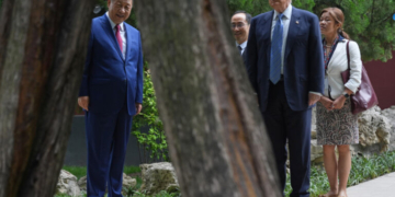 Σι-Τραμπ: Τι «έπιασε» το μικρόφωνο από τον περίπατό τους στον κήπο του Τζονγκνανχάι