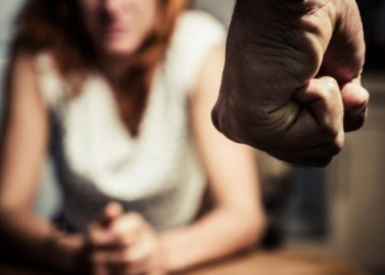 Σοκ στην Πάτρα: Πασίγνωστος επιχειρηματίας ξυλοφόρτωσε τη σύζυγό του