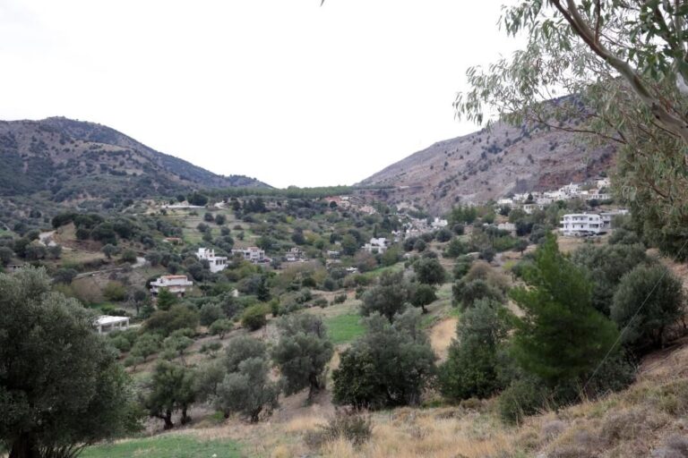 Σοκάρουν οι μαρτυρίες θυμάτων στα Βορίζια: «Μας πήραν τα κτήματα των παππούδων μας, έκαψαν τα αυτοκίνητά μας»