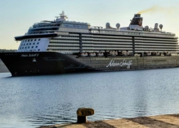 Στα Χανιά το Mein Schiff μετά τον αποκλεισμό του στα Στενά του Ορμούζ