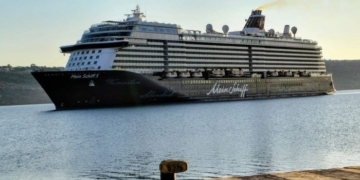 Στα Χανιά το Mein Schiff μετά τον αποκλεισμό του στα Στενά του Ορμούζ
