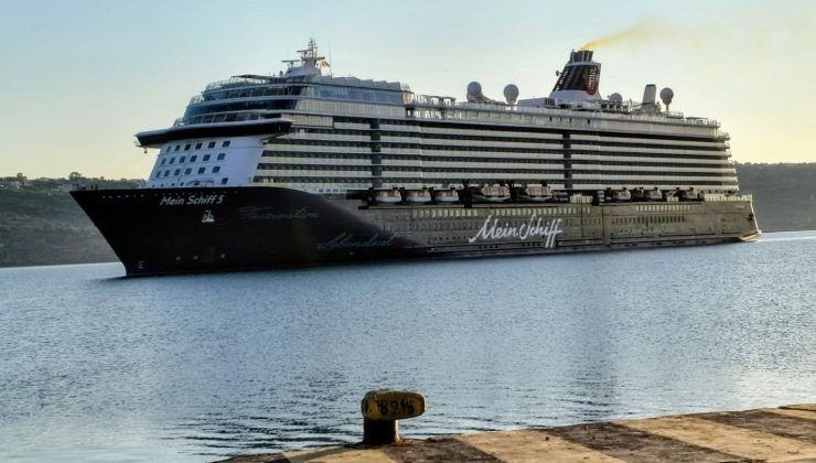 Στα Χανιά το Mein Schiff μετά τον αποκλεισμό του στα Στενά του Ορμούζ