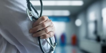 Στη φυλακή ογκολόγος που εξαπάτησε καρκινοπαθείς με φάρμακα που θα έφερνε από το εξωτερικό
