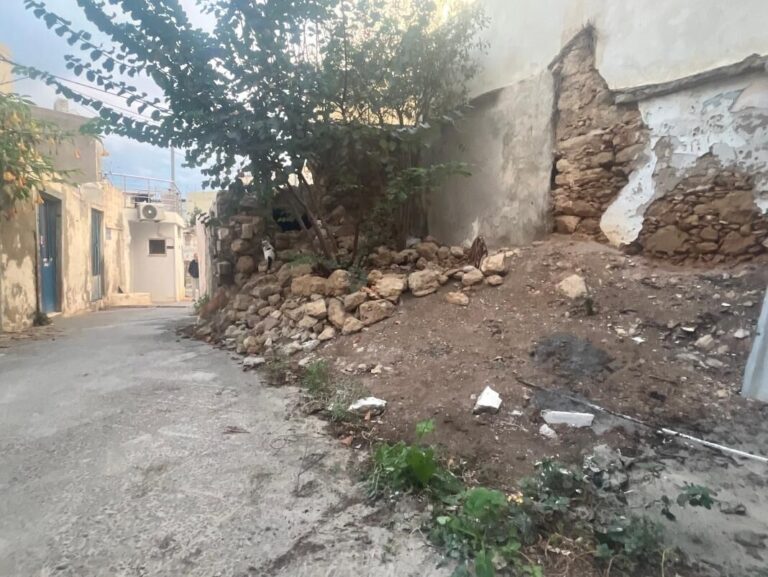 “Συναγερμός” σε συνοικία του Ηρακλείου: Νεαρός κυκλοφορούσε οπλισμένος με μαχαίρι και κατσαβίδι