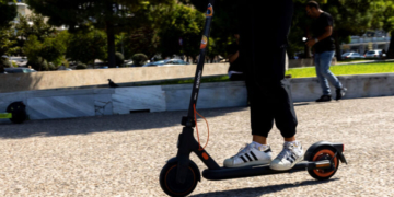 Συνελήφθη 17χρονος αλλοδαπός: Μετέφερε παράνομα μετανάστες με ηλεκτρικό πατίνι