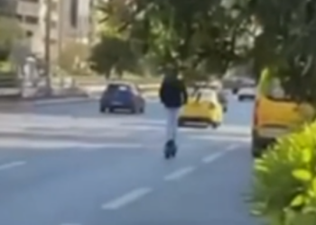Συνελήφθη 23χρονος που έτρεχε με 72 χλμ στη Συγγρού με «πειραγμένο» πατίνι – Δείτε βίντεο