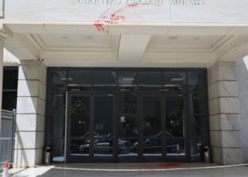 Συνελήφθησαν 3 γυναίκες που επιτέθηκαν με βαριοπούλες και μπογιές στο Διοικητικό Εφετείο Αθηνών