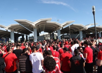 Τελικός Euroleague: Ερυθρόλευκο κύμα οπαδών πλημμυρίζει τον δρόμο προς το ΟΑΚΑ για τον τελικό της Euroleague