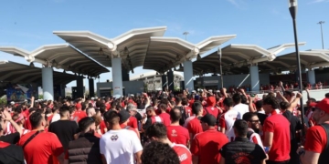 Τελικός Euroleague: Ερυθρόλευκο κύμα οπαδών πλημμυρίζει τον δρόμο προς το ΟΑΚΑ για τον τελικό της Euroleague
