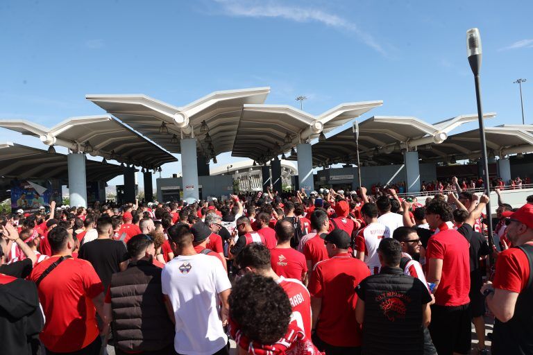 Τελικός Euroleague: Ερυθρόλευκο κύμα οπαδών πλημμυρίζει τον δρόμο προς το ΟΑΚΑ για τον τελικό της Euroleague