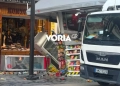 Θεσσαλονίκη: Φορτηγό έπεσε πάνω σε περίπτερο στον πεζόδρομο της Αγίας Σοφίας - Δείτε βίντεο