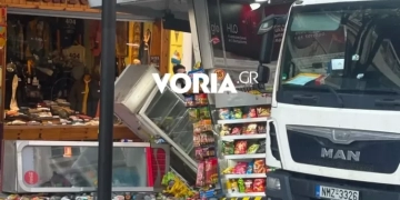 Θεσσαλονίκη: Φορτηγό έπεσε πάνω σε περίπτερο στον πεζόδρομο της Αγίας Σοφίας - Δείτε βίντεο