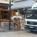 Θεσσαλονίκη: Φορτηγό έπεσε πάνω σε περίπτερο στον πεζόδρομο της Αγίας Σοφίας - Δείτε βίντεο