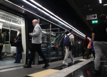 Θεσσαλονίκη: Πρόβλημα στη λειτουργία του μετρό – Από μία τροχιά τα δρομολόγια στο κέντρο, ουρές επιβατών
