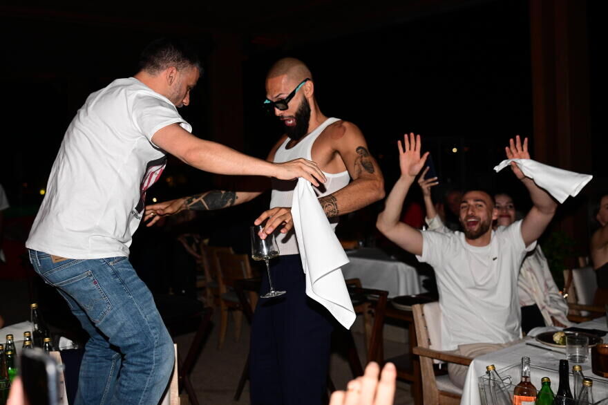 Σόου Φουρνιέ στο δείπνο της ΚΑΕ Ολυμπιακός στη Βούλα μετά την κατάκτηση της Euroleague, δείτε φωτογραφίες