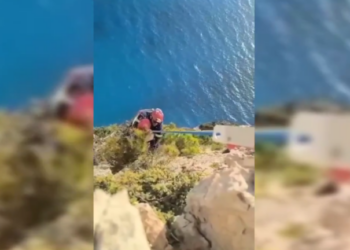 Τουρίστας εγκλωβίστηκε σε απόκρημνο σημείο στο Ναυάγιο της Ζακύνθου - Η επιχείρηση διάσωσης (Βίντεο)
