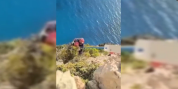 Τουρίστας εγκλωβίστηκε σε απόκρημνο σημείο στο Ναυάγιο της Ζακύνθου - Η επιχείρηση διάσωσης (Βίντεο)