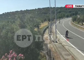 Τροχαίο στη Μυτιλήνη: Η στιγμή που η μηχανή με τα δυο παιδιά χτυπάει στο κράσπεδο και στην κολώνα