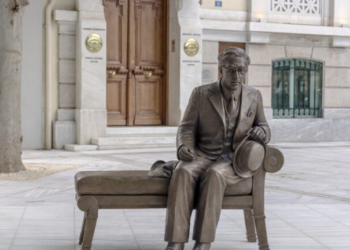 Βανδάλισαν το γλυπτό του Καβάφη στη Διονυσίου Αρεοπαγίτου