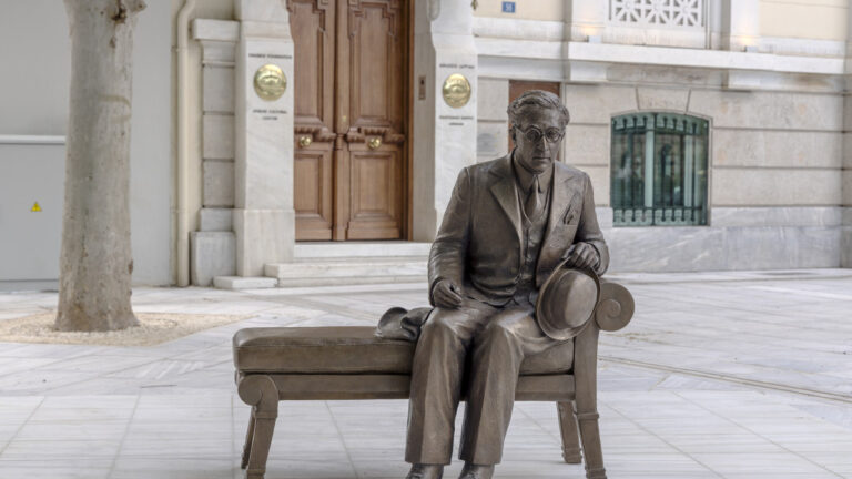 Βανδάλισαν το γλυπτό του Καβάφη στη Διονυσίου Αρεοπαγίτου