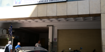 Βιασμός 19χρονης στο Α.Τ. Ομόνοιας: «Ήταν με συναίνεση», ισχυρίστηκαν στην απολογία τους οι αστυνομικοί