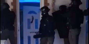 Βίντεο από την έφοδο της ΕΛ.ΑΣ για εξάρθρωση σπείρας που εξαπατούσε πολίτες