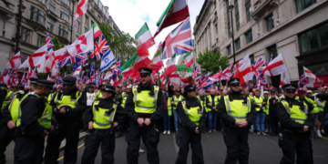 Βρετανία: Δεκάδες χιλιάδες πολίτες στο Λονδίνο για μια πορεία της ακροδεξιάς και μια αντιδιαδήλωση
