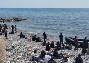 182 μετανάστες εντοπίστηκαν σε παραλία νότια του Ηρακλείου
