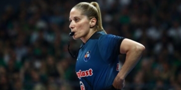Άγνωστοι έξω από το σπίτι της Τσαρούχα έβαψαν τοίχους, φώναξαν συνθήματα και πέταξαν τρικάκια