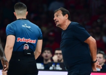 Απαλλάχθηκε ο Αταμάν για το σακάκι που έβγαλε στο ΣΕΦ, χρηματικό πρόστιμο στον Ολυμπιακό για τα υβριστικά συνθήματα